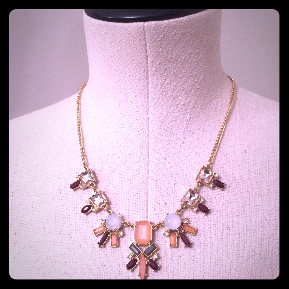 💥 Statement necklace (free w/ $40+ purchase)